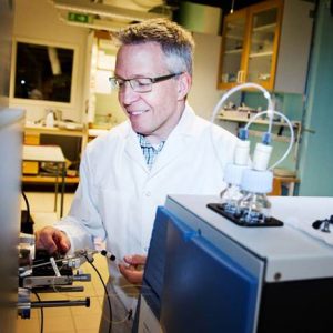 Dr Jonas Bergquist travaillant en laboratoire